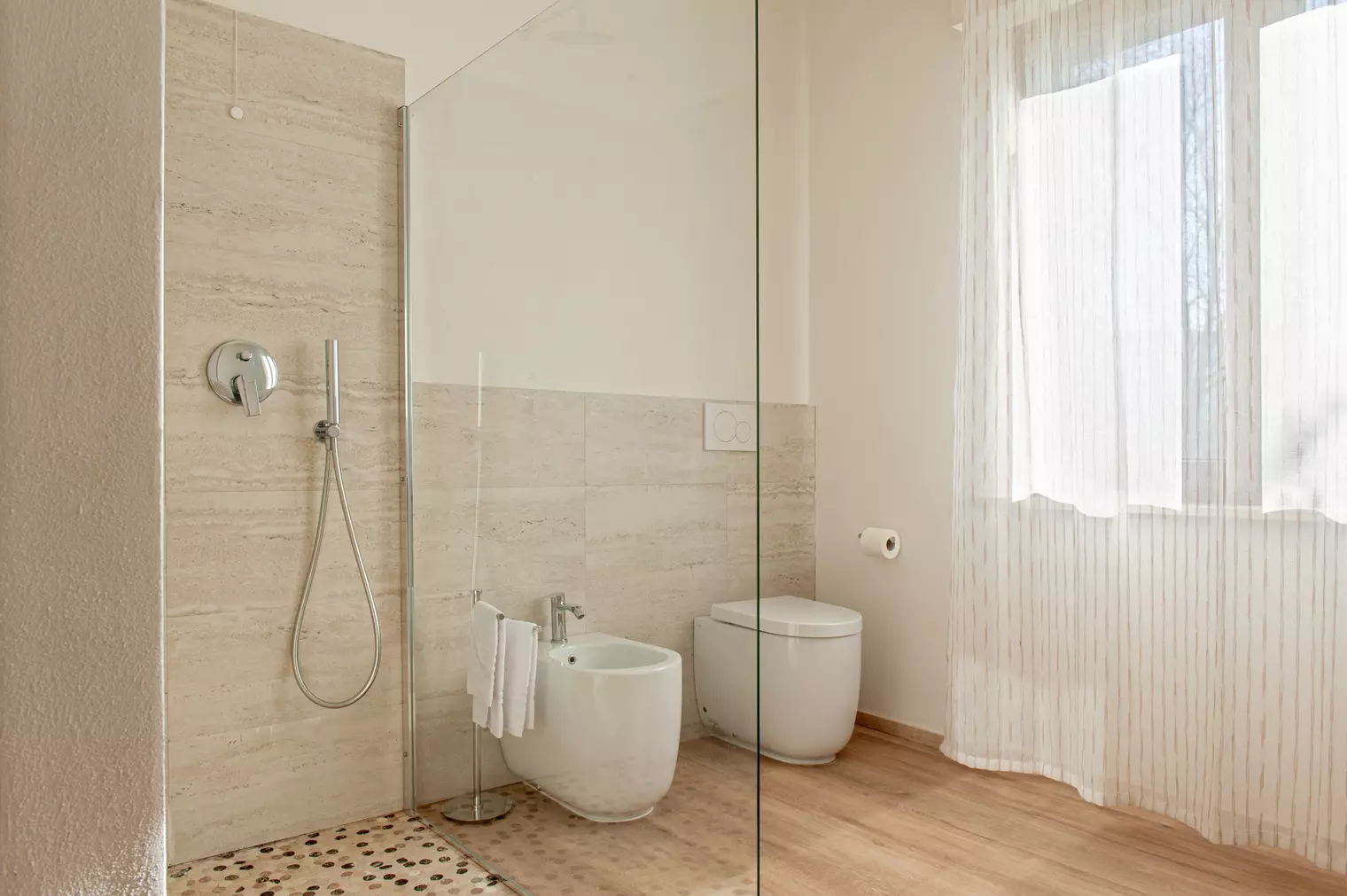 Spacious bathroom at Appartamento La Quercia