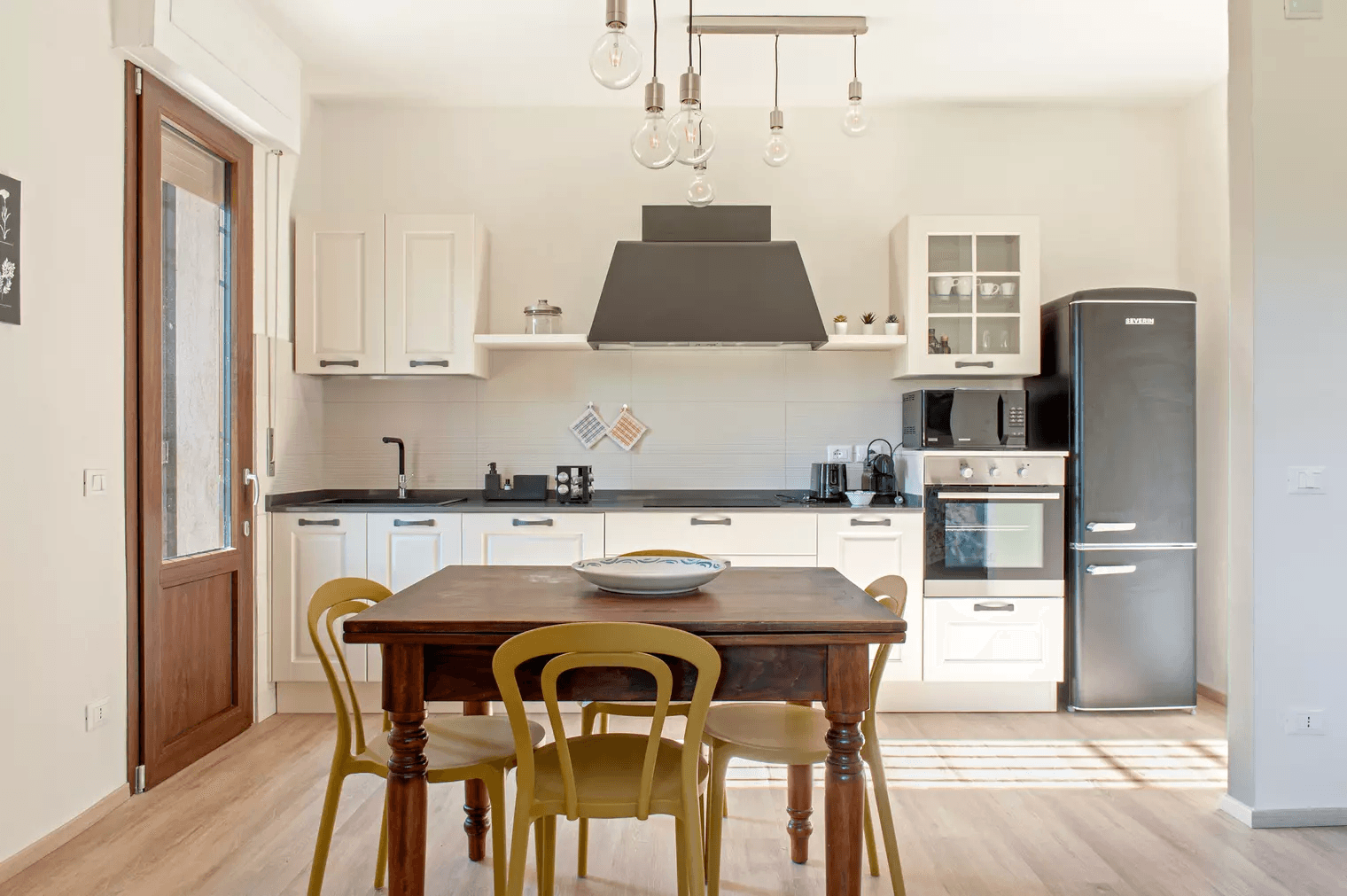 Kitchen and dining table at Appartamento La Quercia