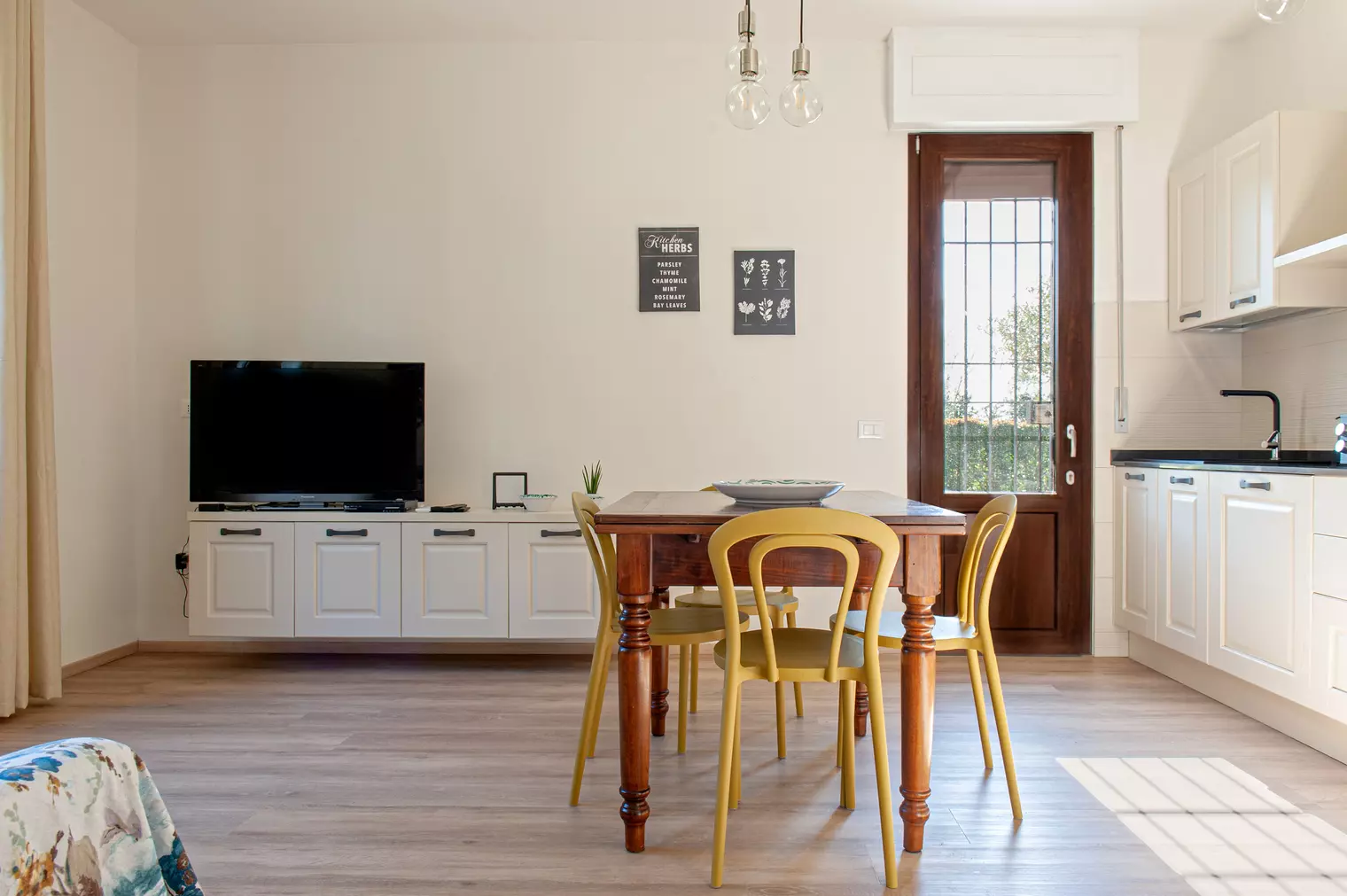 Open-plan kitchen and living area at Appartamento La Quercia