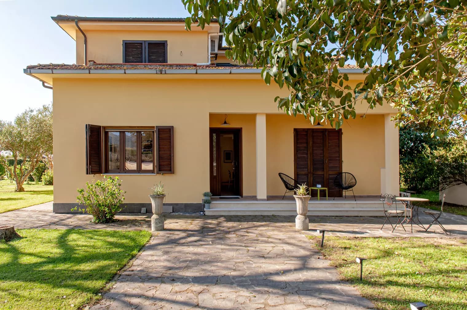 Second exterior view of Appartamento La Quercia and its garden