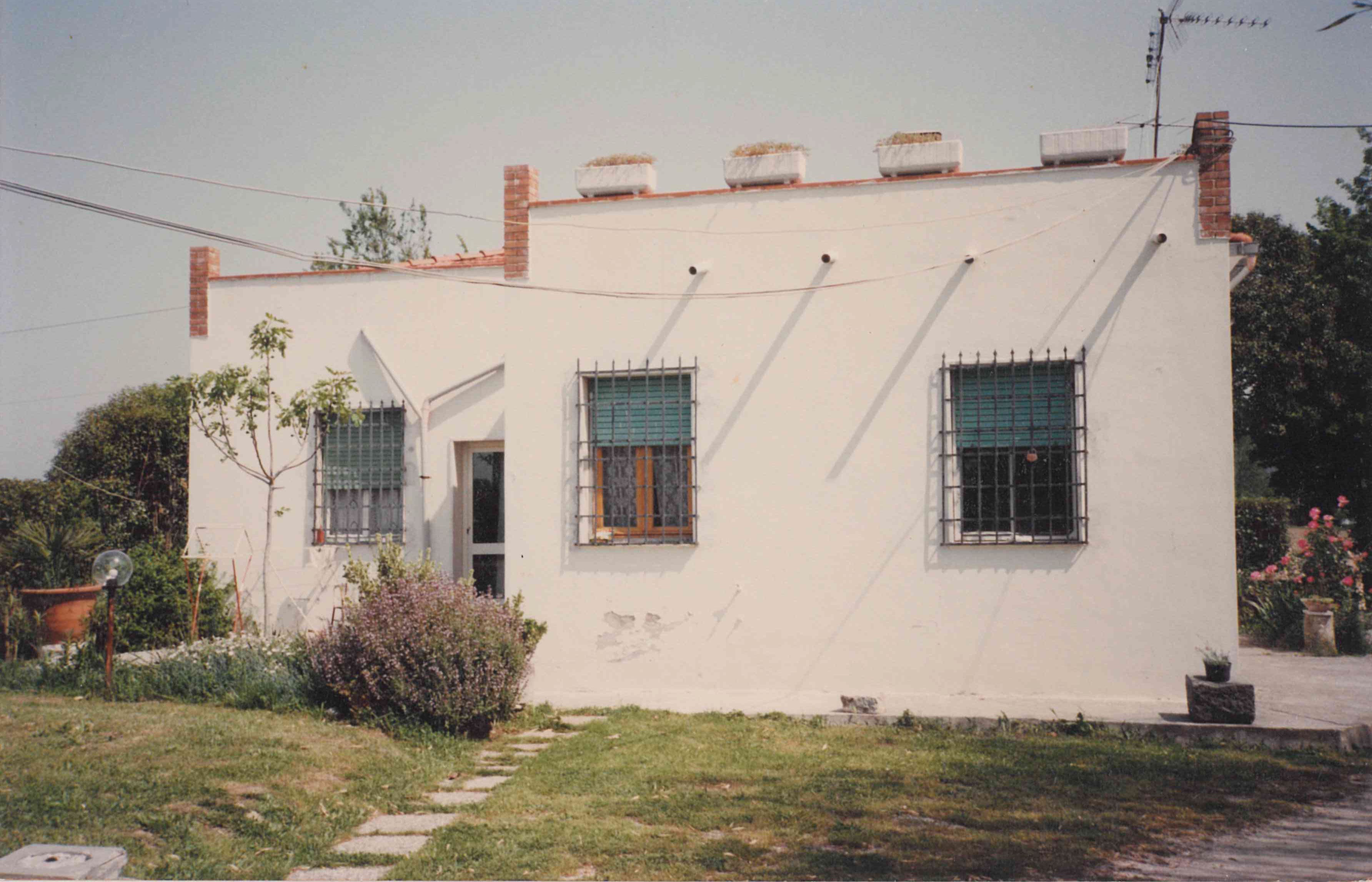 Historic side view of the house at I Limori