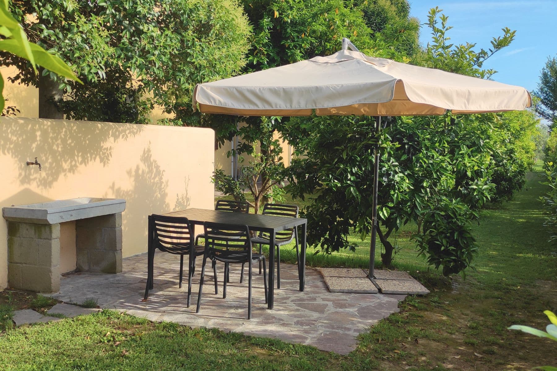 Outdoor surroundings at I Limori