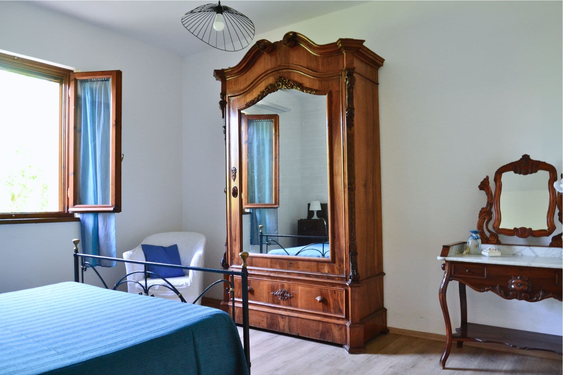 Second view of the blue bedroom at Casa I Limori