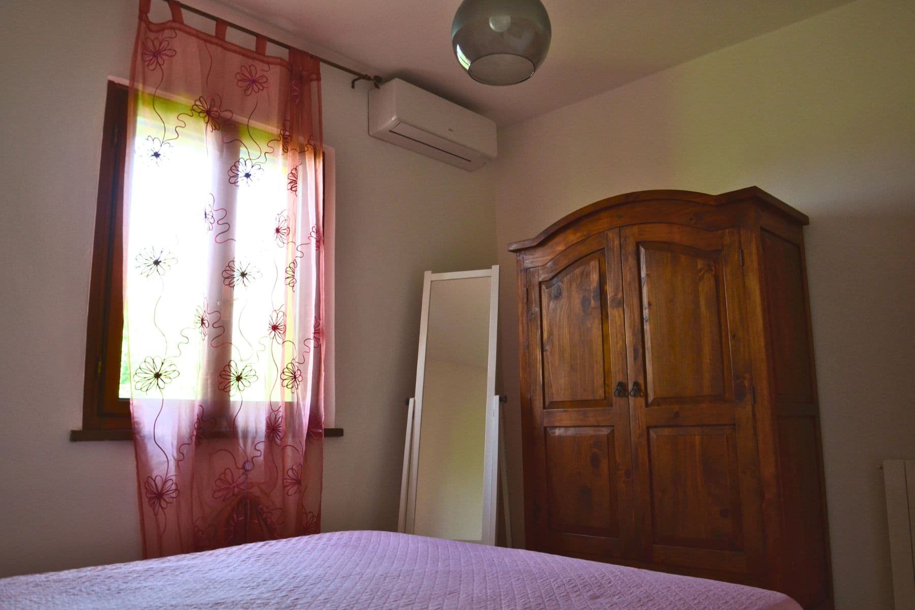 Second view of the pink bedroom at Casa I Limori