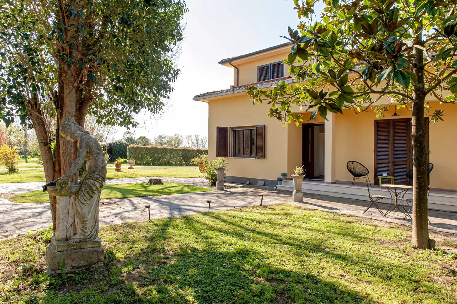 Exterior of Appartamento La Quercia surrounded by its Tuscan garden